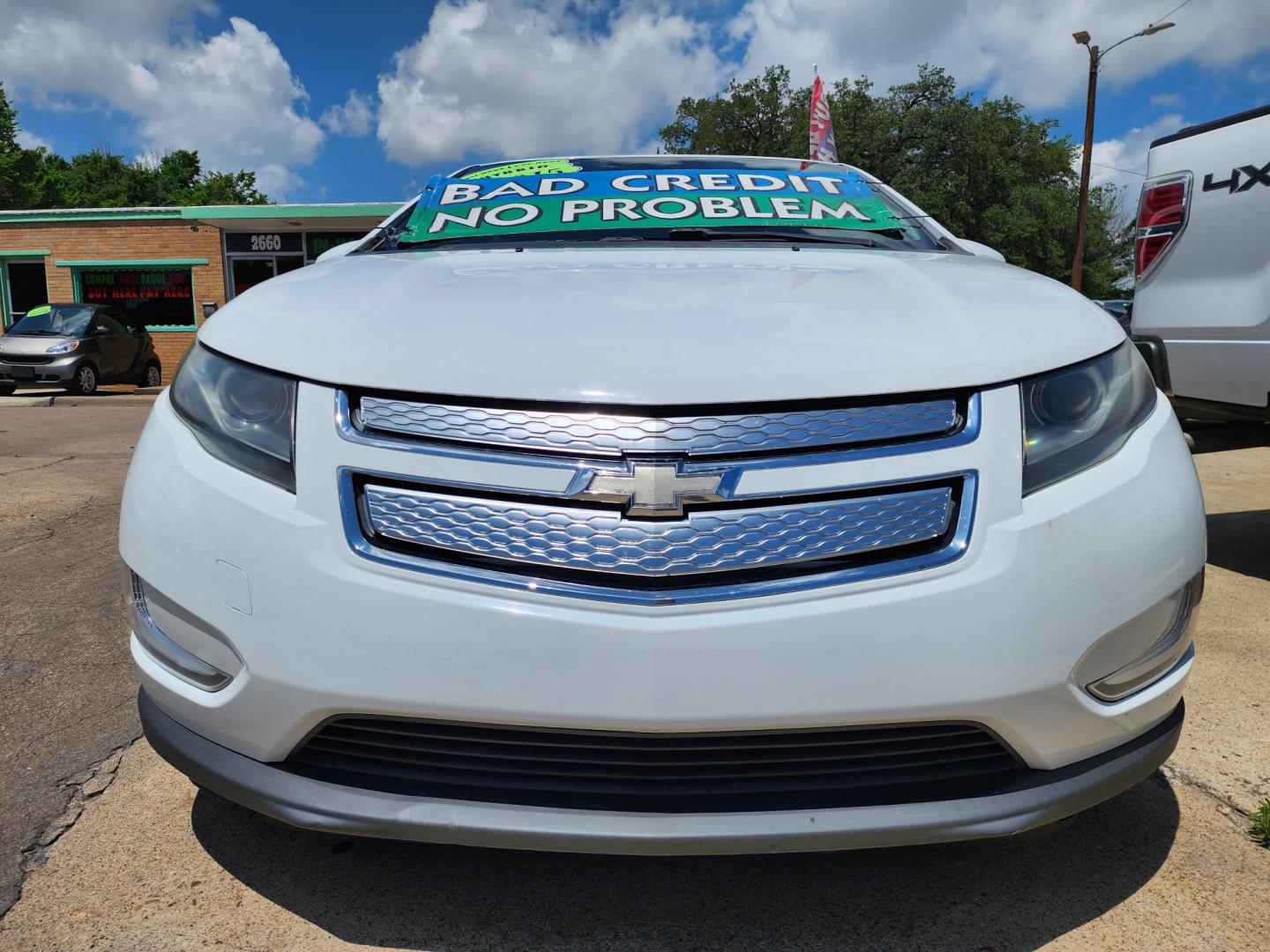 2015 WHITE Chevrolet Volt (1G1RA6E45FU) with an ELECTRIC engine, Continuously Variable Transmission transmission, located at 2660 S.Garland Avenue, Garland, TX, 75041, (469) 298-3118, 32.885387, -96.656776 - Welcome to DallasAutos4Less, one of the Premier BUY HERE PAY HERE Dealers in the North Dallas Area. We specialize in financing to people with NO CREDIT or BAD CREDIT. We need proof of income, proof of residence, and a ID. Come buy your new car from us today!! This is a very well cared for 2015 Ch - Photo#9